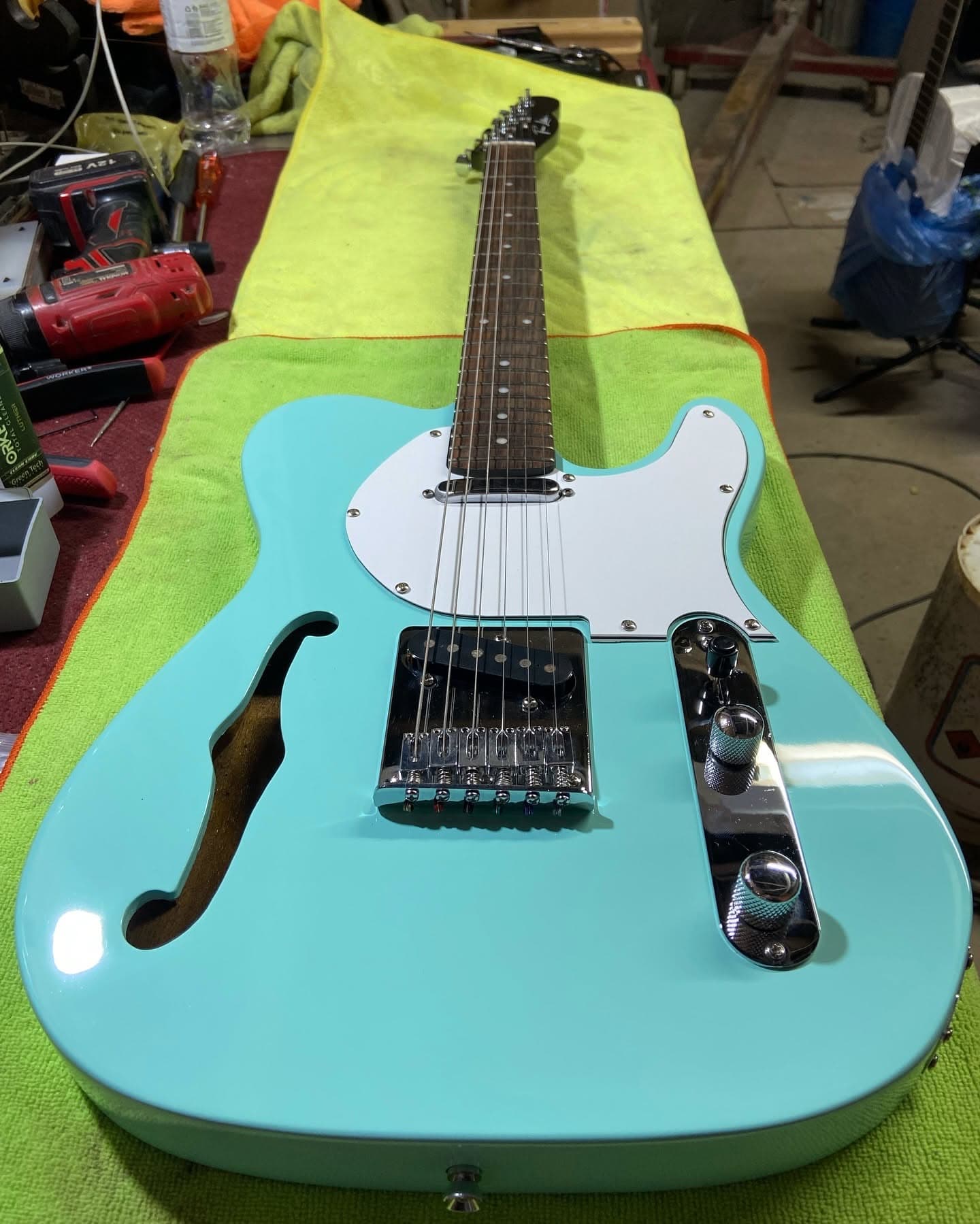 Telecaster Thinline turquesa na bancada